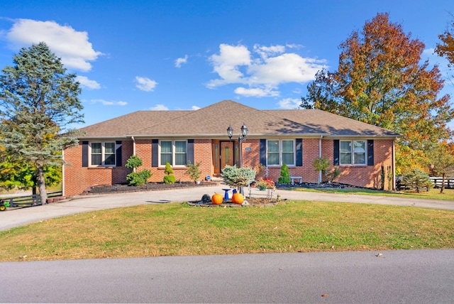 single story home with a front lawn