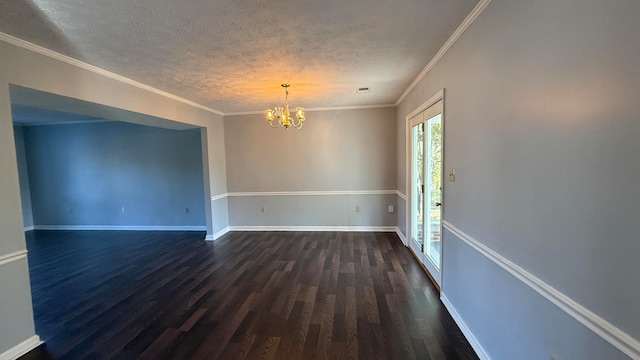 spare room featuring crown molding, a notable chandelier, a textured ceiling, and dark hardwood / wood-style flooring