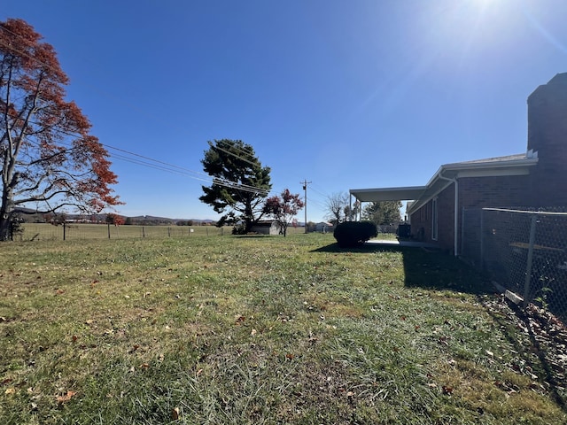 view of yard featuring a rural view