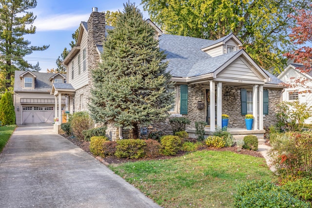 view of front of home featuring a front yard and a garage