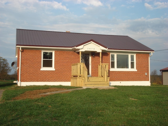 view of front of home featuring a front lawn