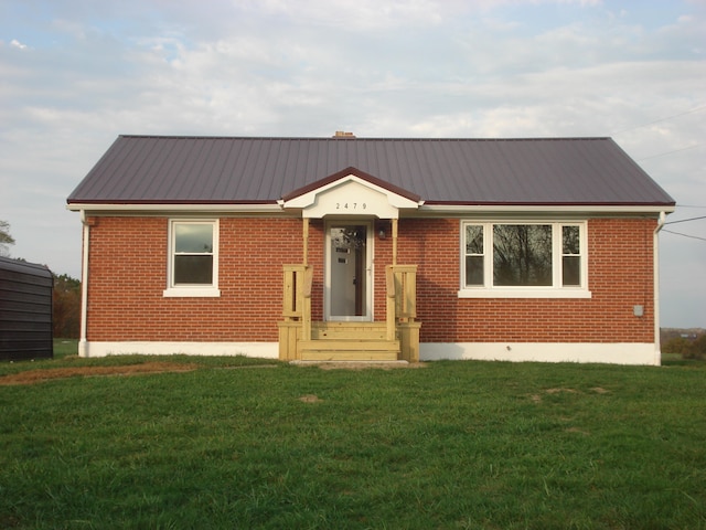 view of front of property featuring a front lawn