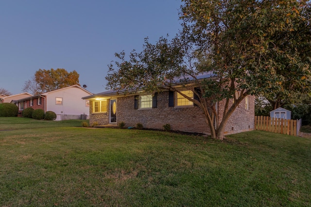 single story home featuring a lawn