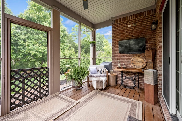 sunroom / solarium with ceiling fan