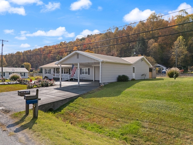 view of front of home featuring a front lawn