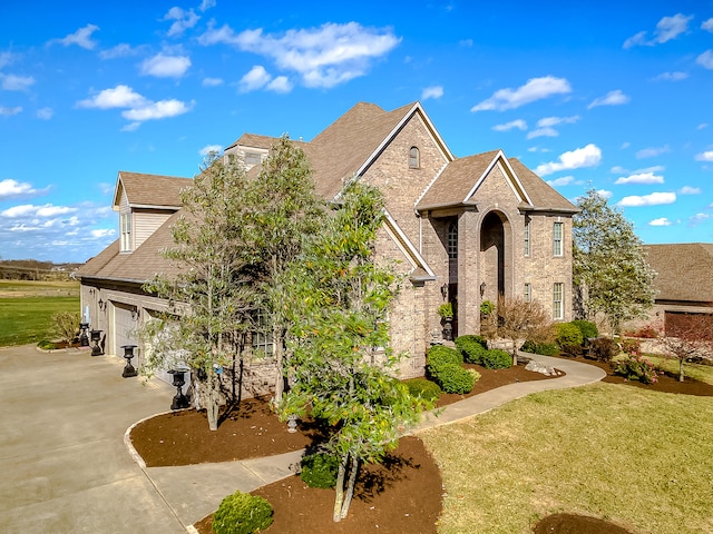 view of front of home featuring a garage and a front yard