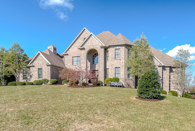 view of front of home featuring a front lawn