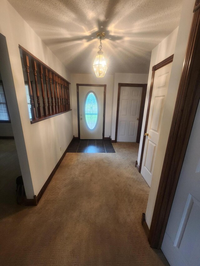 spare room with carpet flooring and an inviting chandelier