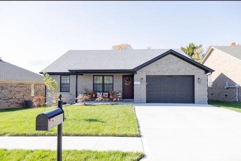 643 Four Winds Dr, Richmond, KY 40475 - ranch-style home featuring an attached garage, a front yard, and concrete driveway