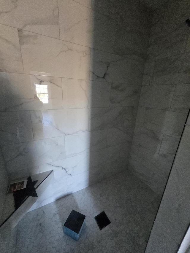 bathroom featuring a tile shower