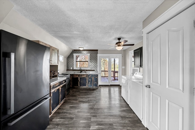 kitchen with high end refrigerator, sink, washing machine and clothes dryer, ceiling fan, and dark wood-type flooring