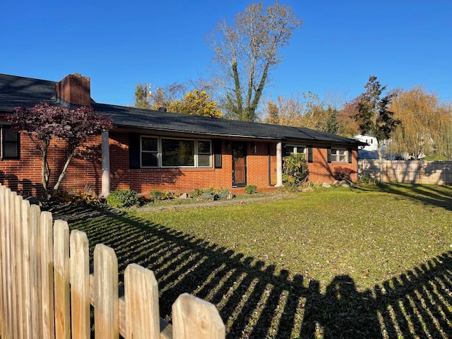 single story home with a front lawn