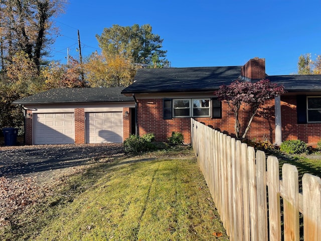 view of front facade featuring a front yard and a garage