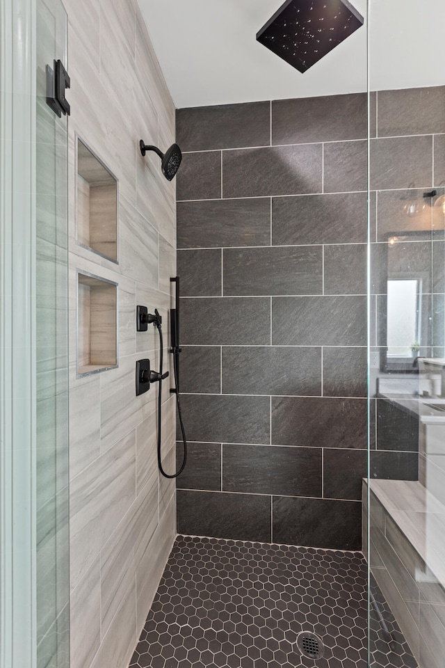 bathroom featuring tiled shower