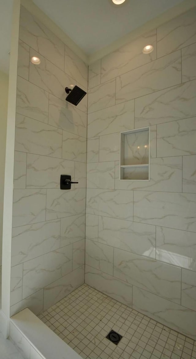 bathroom featuring tiled shower