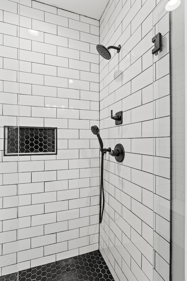 bathroom featuring a tile shower