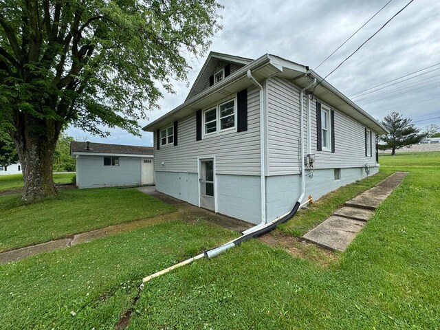 view of side of property featuring a lawn