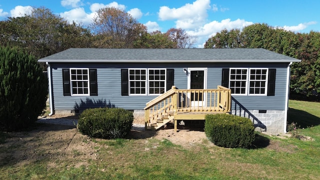 view of front of property with a front lawn