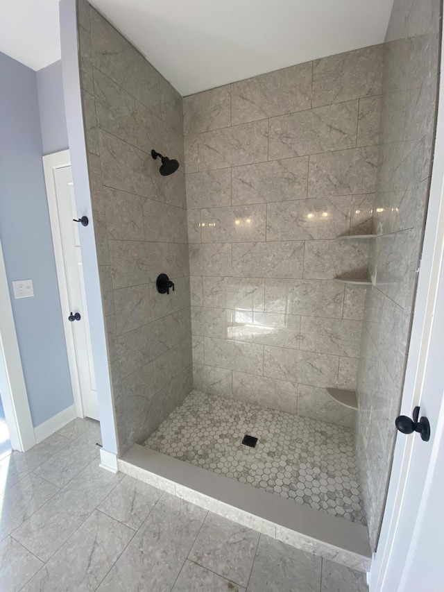 bathroom featuring a tile shower