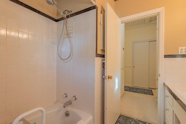 bathroom with vanity and tiled shower / bath