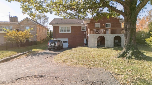 view of front of property featuring a front yard and a garage