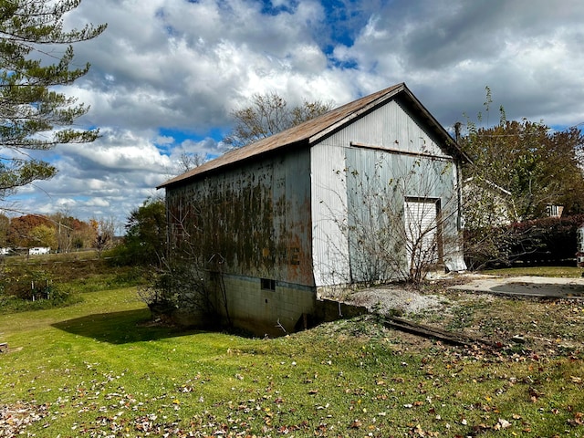 view of outdoor structure featuring a yard