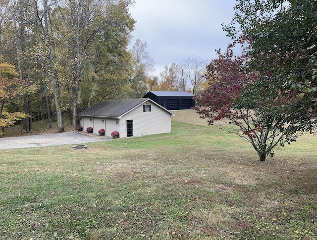 view of yard featuring an outbuilding