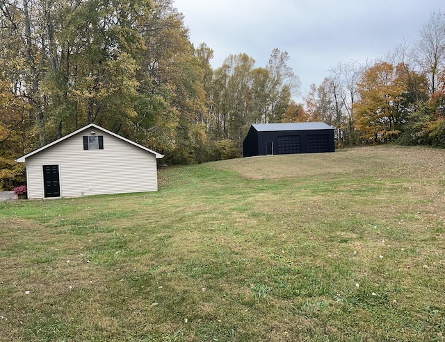 view of yard with an outdoor structure