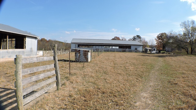 view of yard featuring an outdoor structure