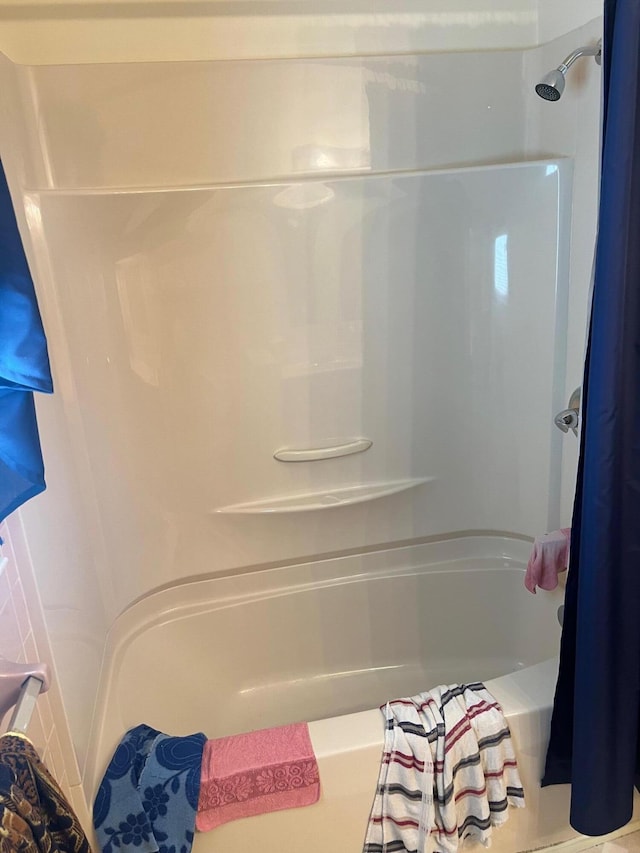 bathroom with shower / tub combo with curtain