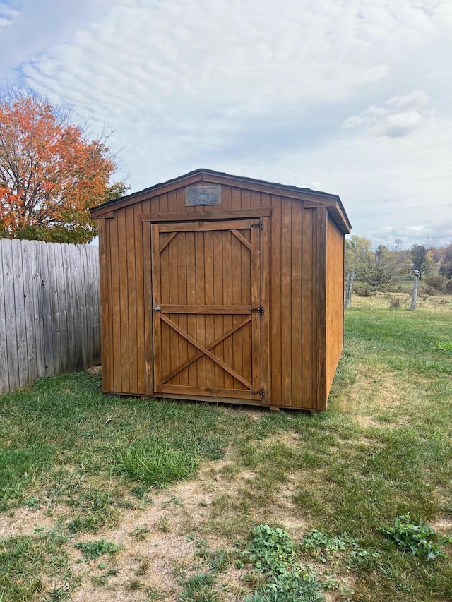 view of outdoor structure featuring a yard