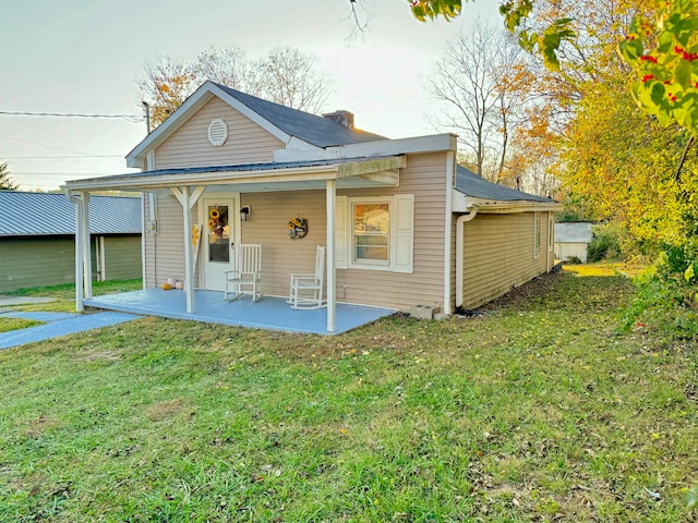 view of front facade featuring covered porch and a front lawn