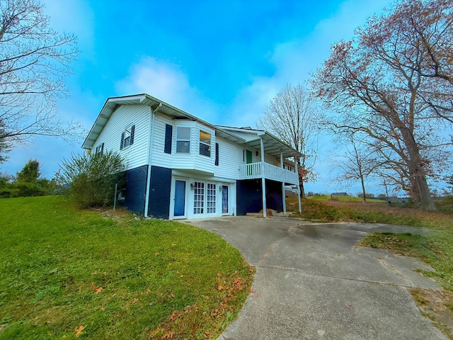 front facade featuring a front yard