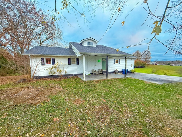 view of front of property featuring a patio area and a front yard