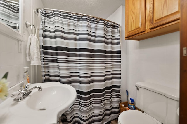 bathroom featuring sink, a shower with curtain, and toilet