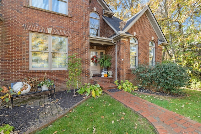 entrance to property featuring a yard