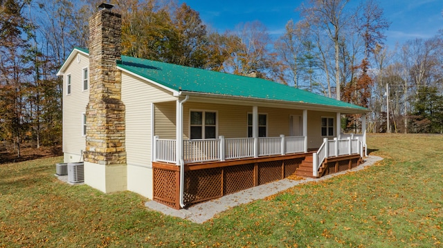 view of front of home with covered porch and a front yard