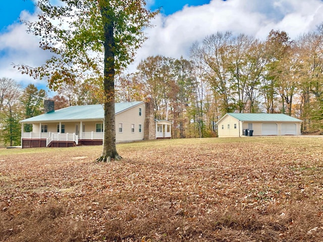 view of yard featuring a garage and an outdoor structure