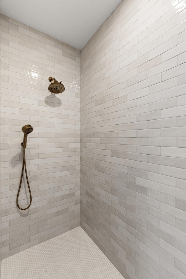 106 W Vine St Unit 407, Lexington, KY 40507 - bathroom featuring tiled shower