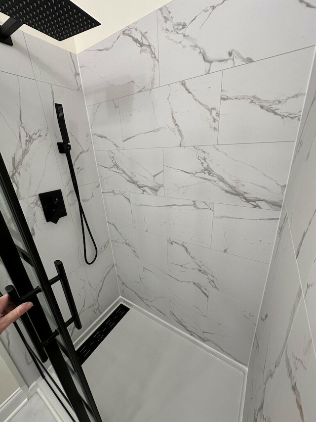 bathroom featuring a tile shower