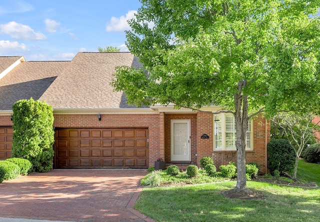 view of front facade featuring a garage and a front lawn