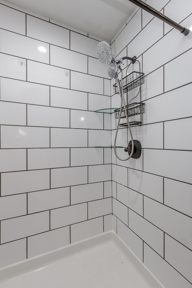 bathroom featuring a tile shower