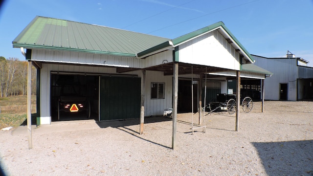 view of front of home featuring an outdoor structure