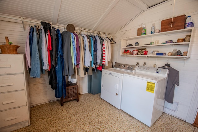 washroom featuring washing machine and clothes dryer