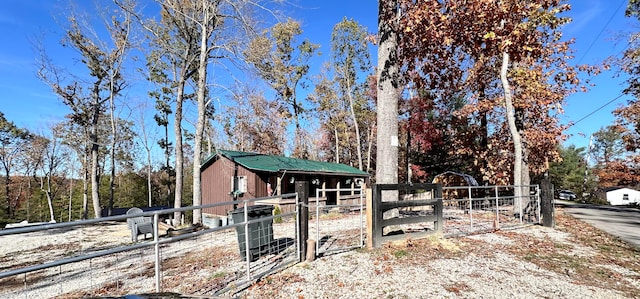 view of yard with an outdoor structure