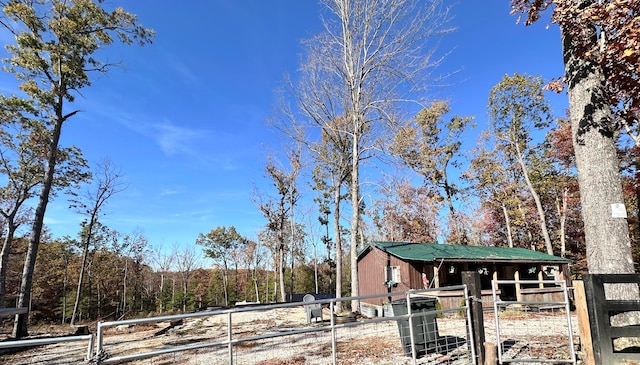 view of yard with an outdoor structure