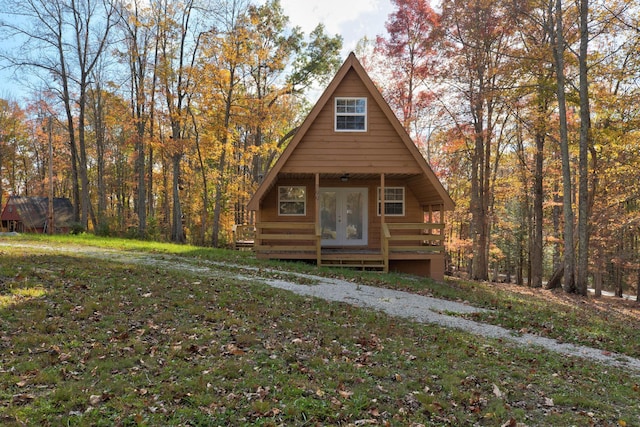 view of front of property featuring a front yard