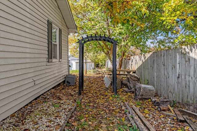 view of yard featuring a storage shed