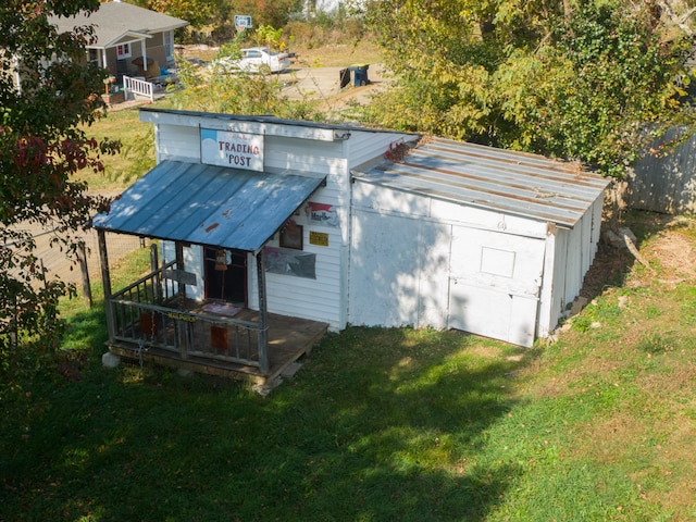 view of outdoor structure featuring a yard