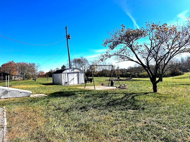 view of yard featuring a shed